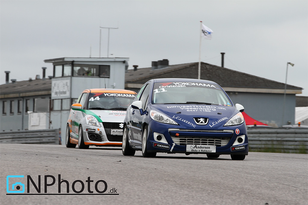 Lars Christensen #11 gik rundt med et stort grin over hele hovedet hele weekenden, efter en vellykket debut uden nogle tekniske problemer eller skader på bilen. Her foran Mads Hedegaard Frederiksen #44.
(Foto: CN Photo)